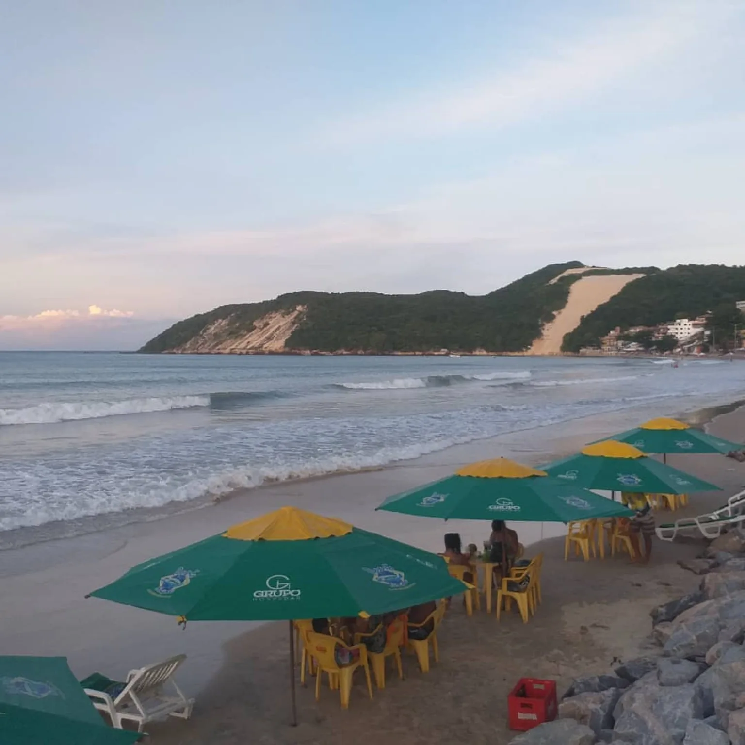 Barraca de praia com vista para o Morro do Careca