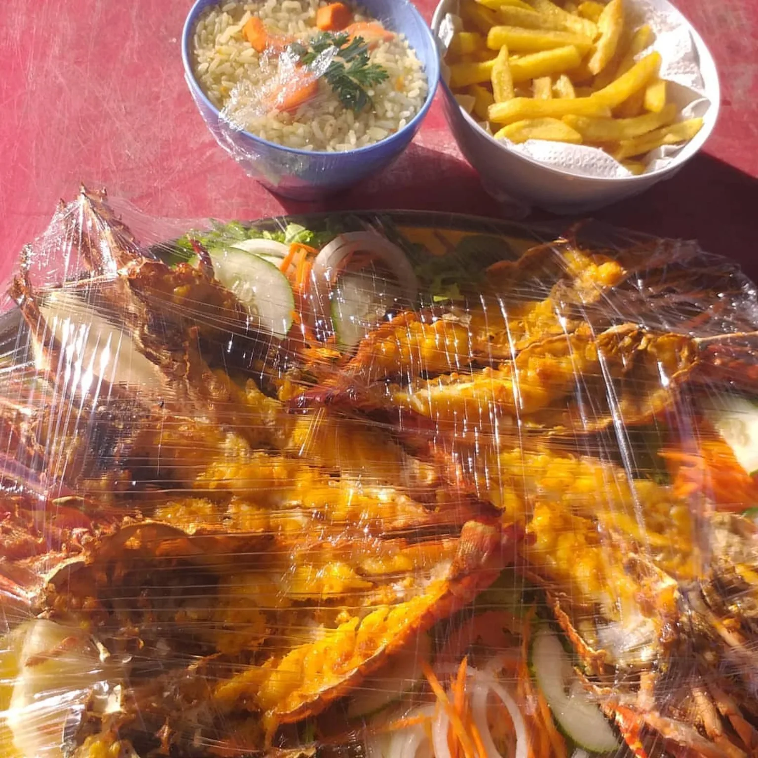 Prato de lagosta com acompanhamentos