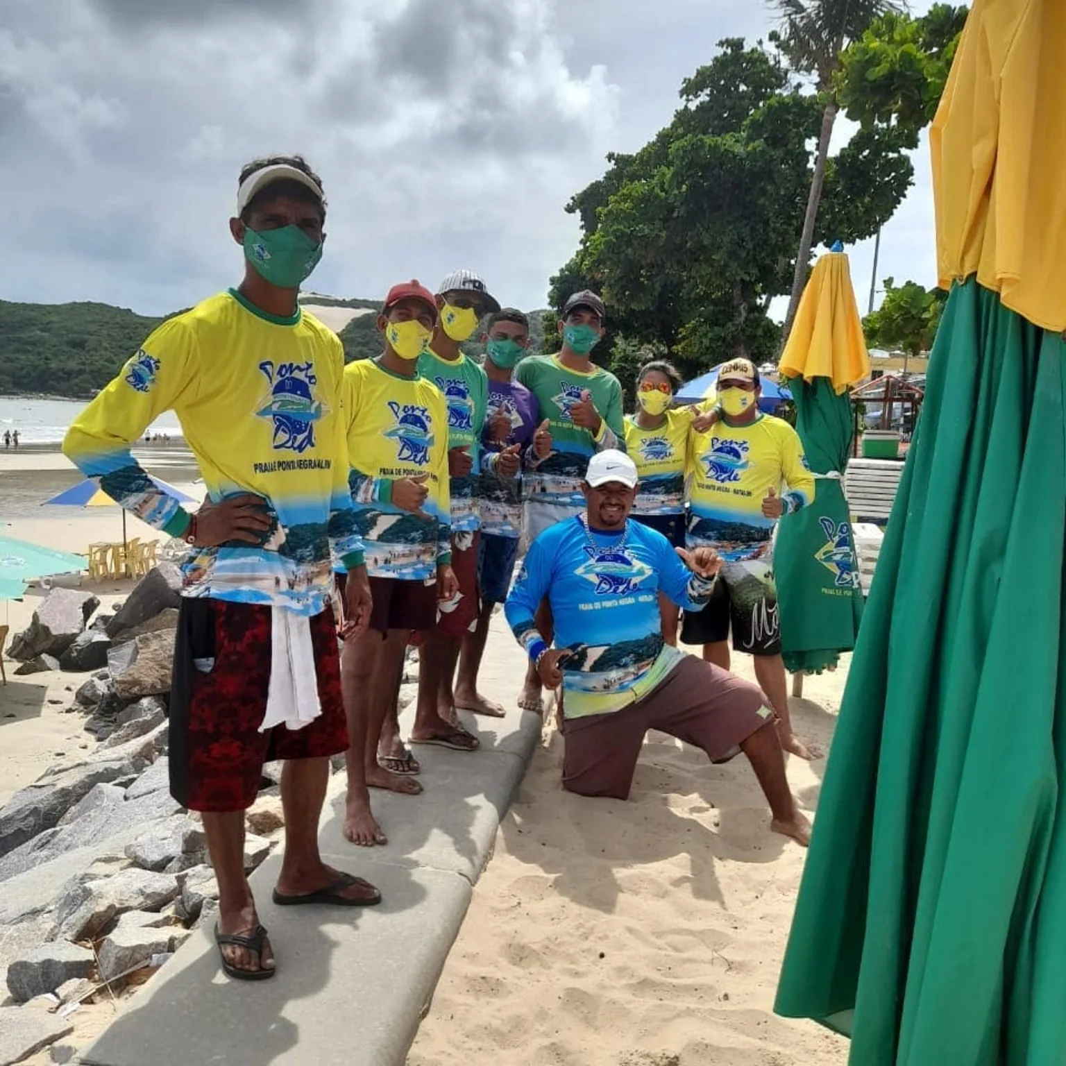 Equipe do Ponto do Dedé reunida na praia